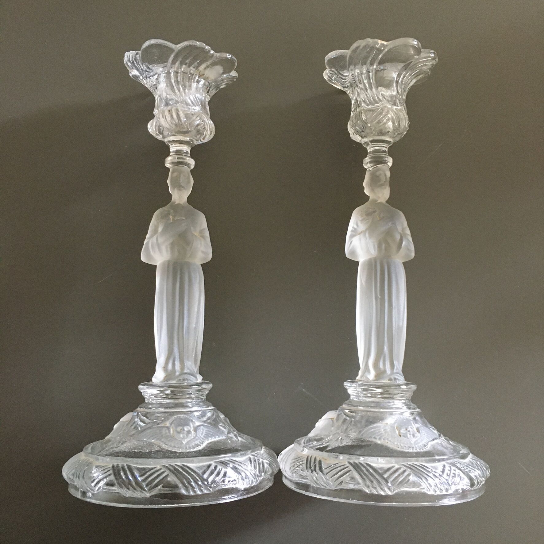 Paire de bougeoirs personnages en verre