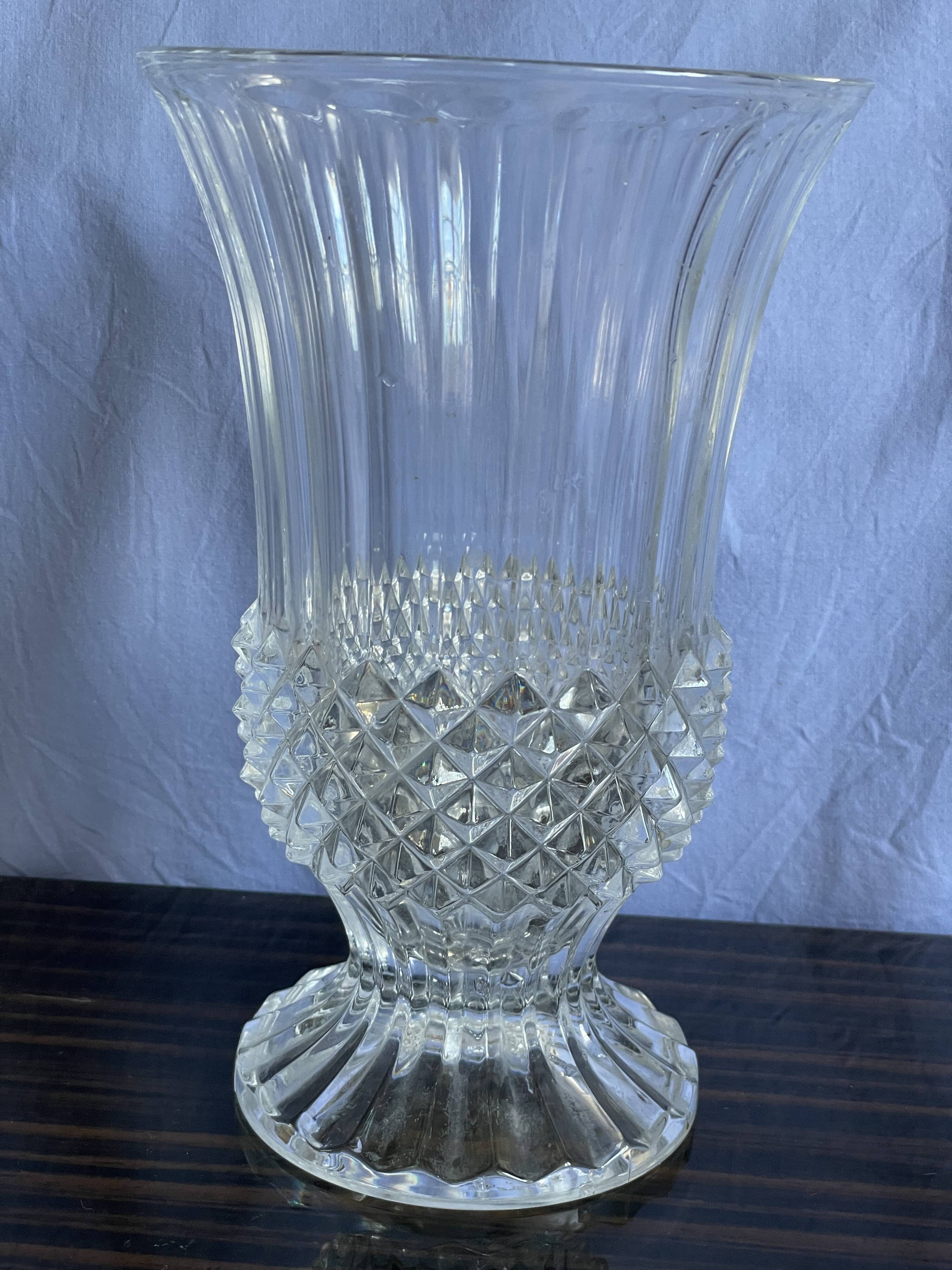 Very nice vintage vase tip of glass diamonds