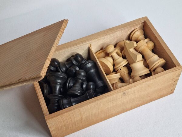 Ancien jeu d'échecs design Staunton – Pièces en bois tourné (Roi 7 cm)