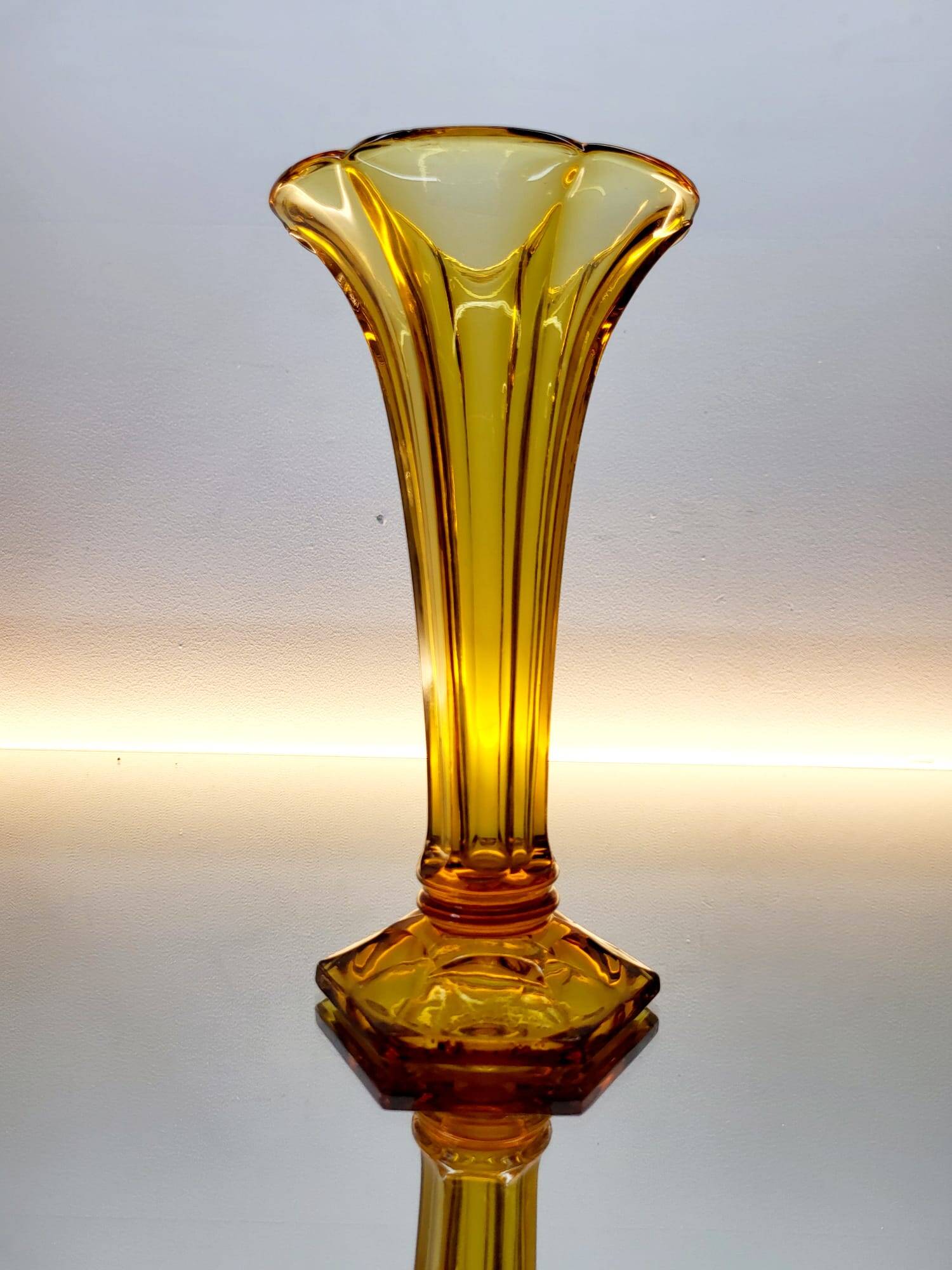 Val Saint Lambert Art deco vaas, serie Luxval model Américain M, amber