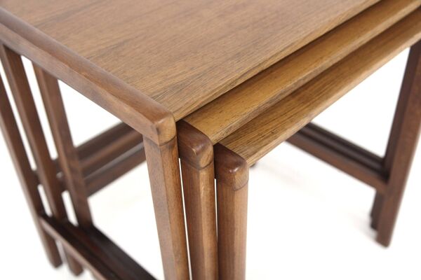 Tables ''gigogne'' en teck  Suède, 1960