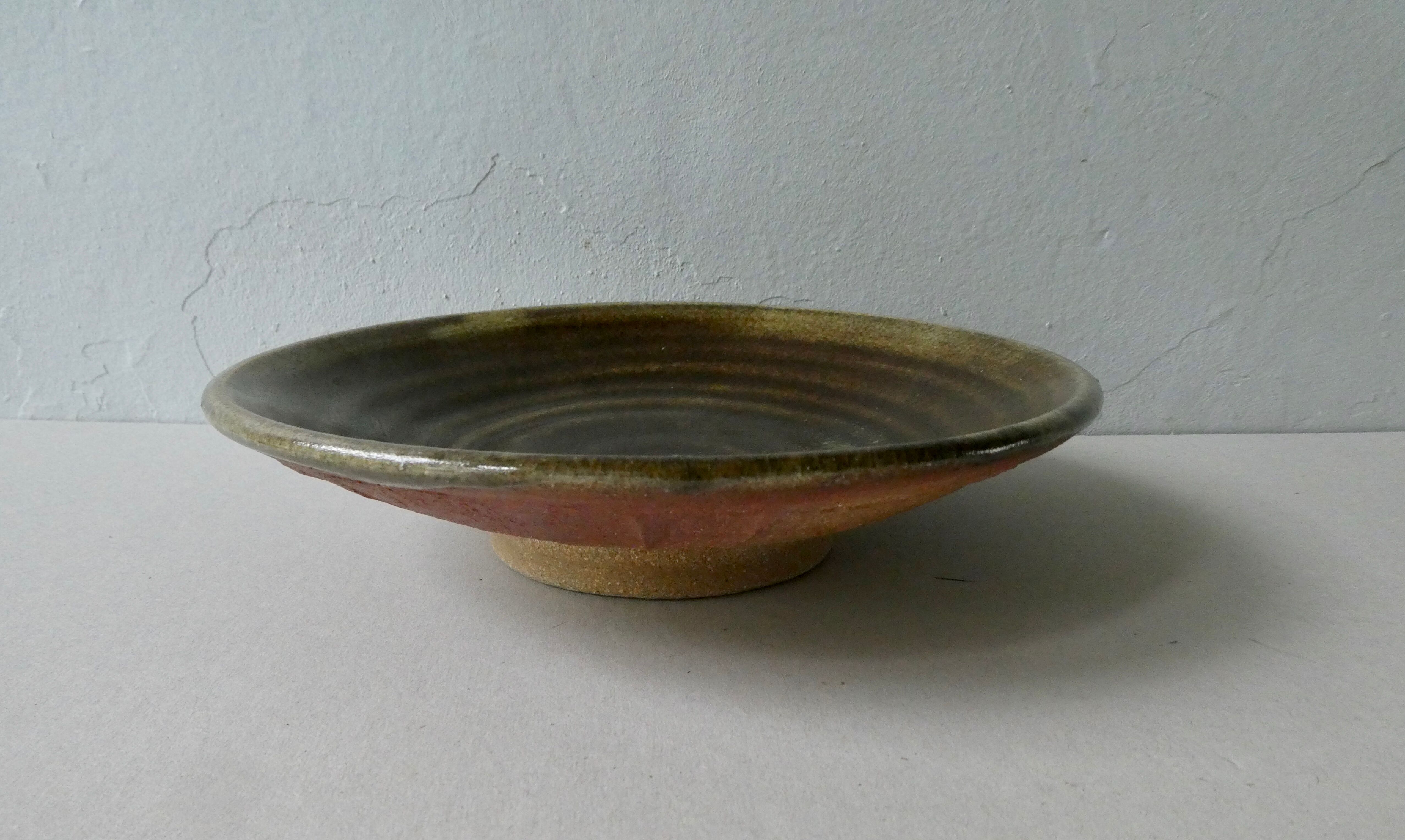 Flat, cut on peedouche, enamelled sandstone, signed