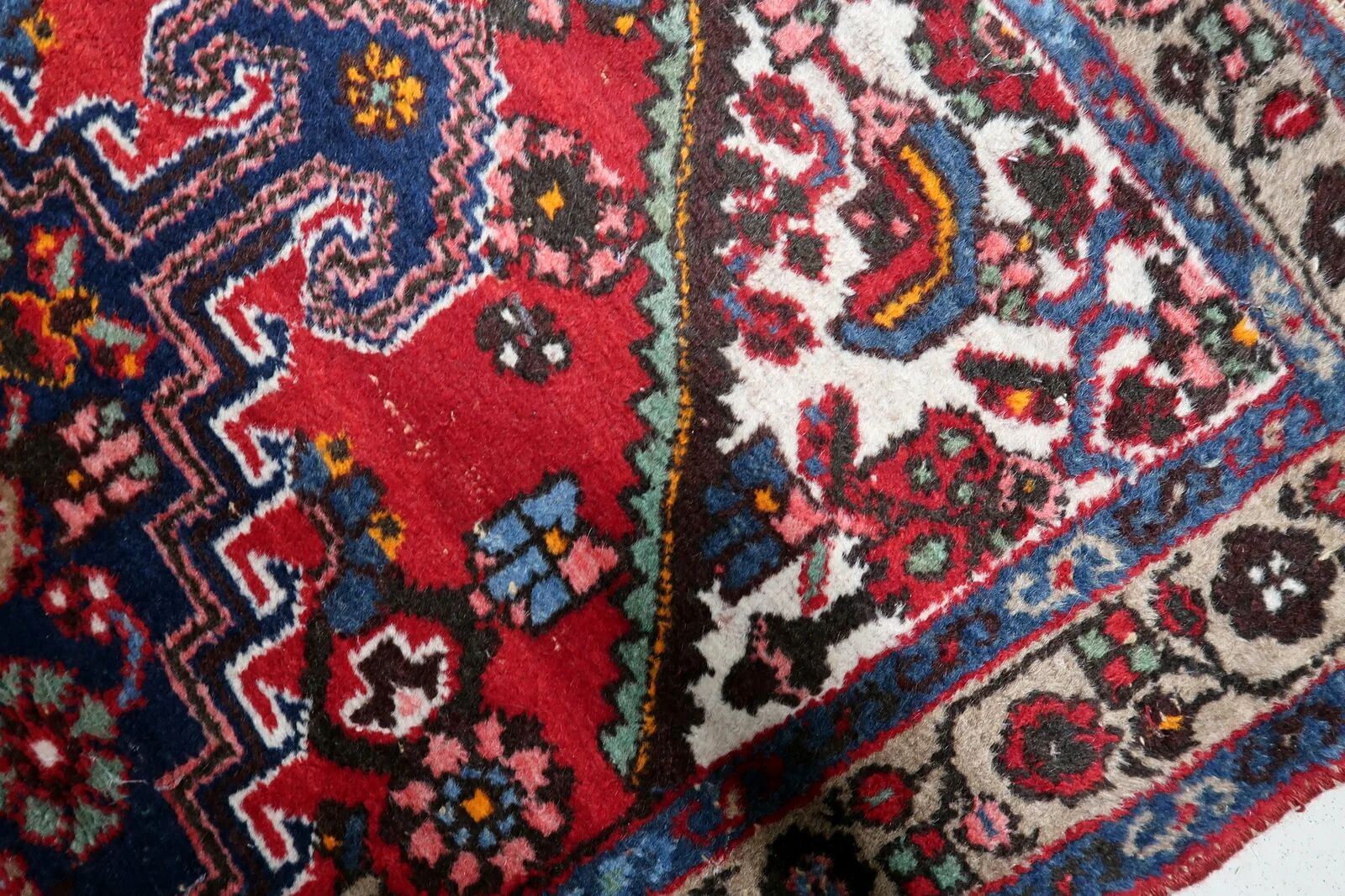 1950s handmade wool medallion rug, red and navy, 96 × 144 cm - 1C1290