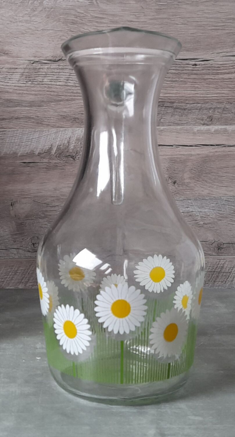 Service at orangeade daisies