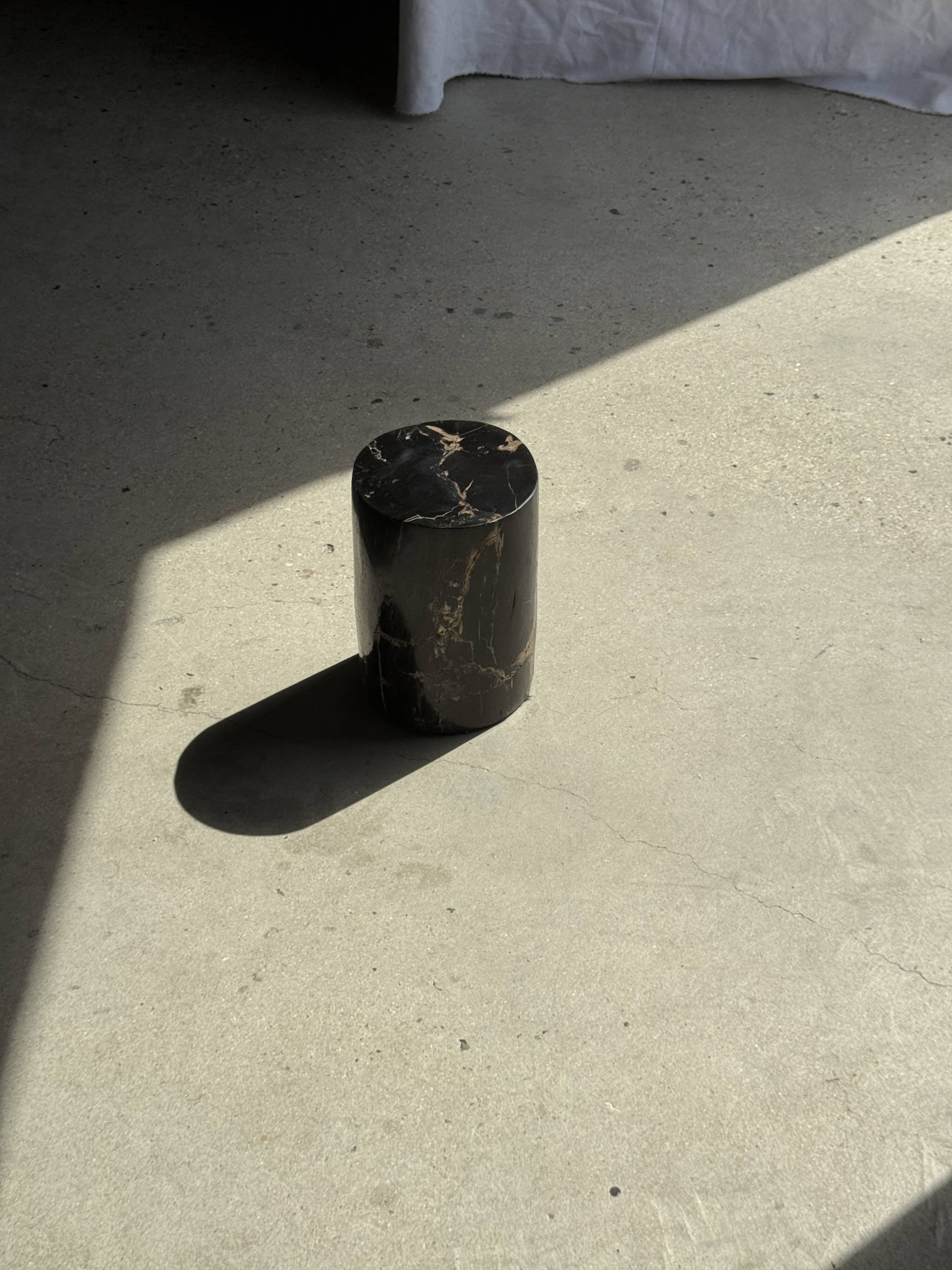 Small side table in black petrified wood with stripes and beige bottom H28.