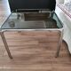 Table basse piètement chromé et plateau en verre fumé noir