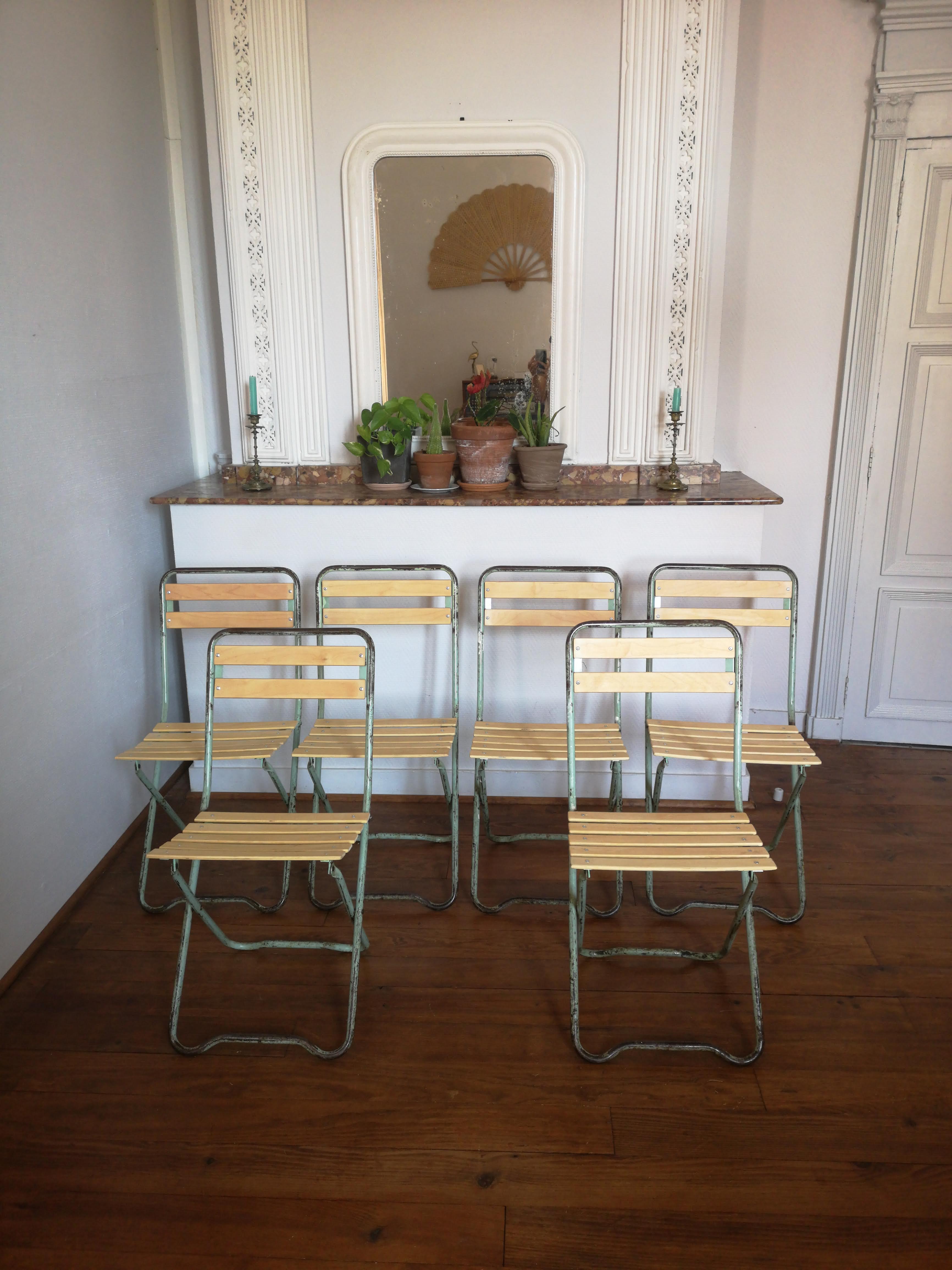 Set of 6 green folding chairs