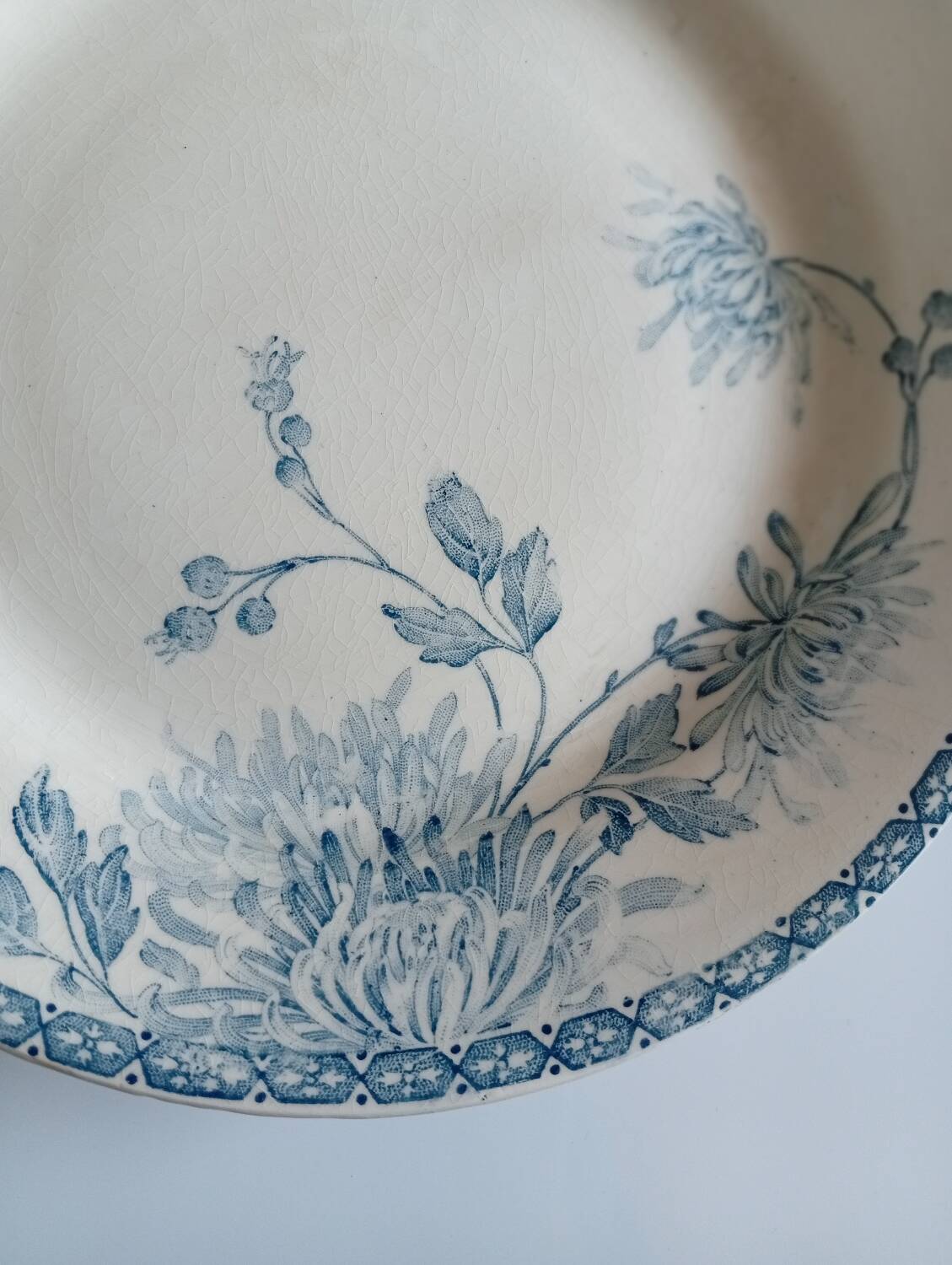 Shallow dish on a foot, iron earth, Creil and Montereau late 19th century