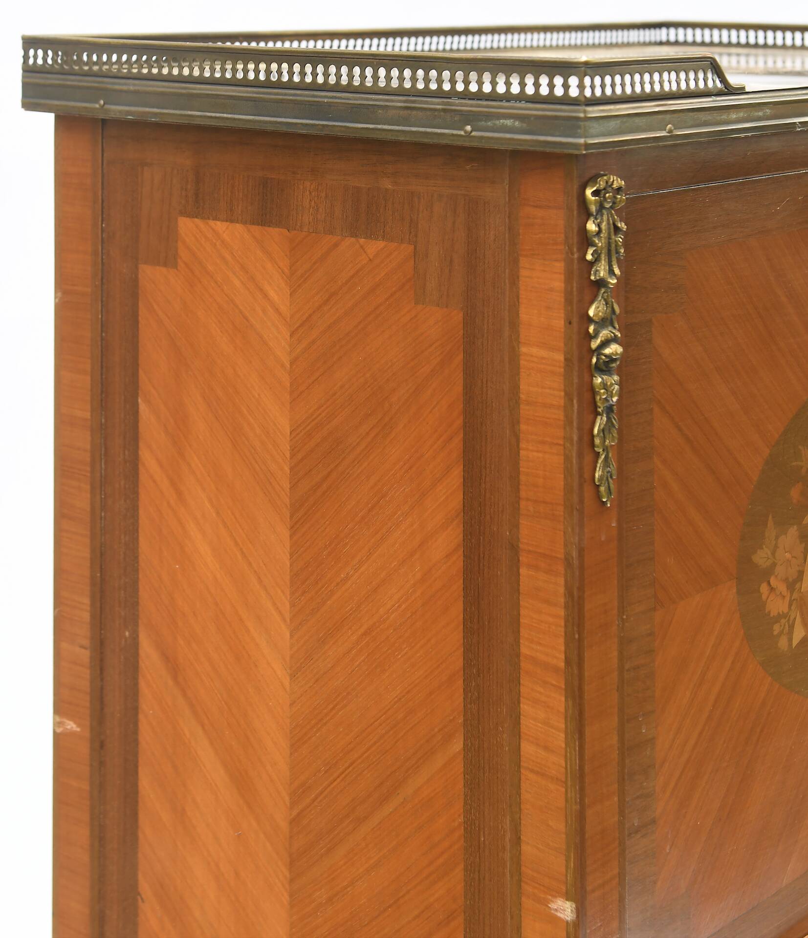 Transition style lady's secretary