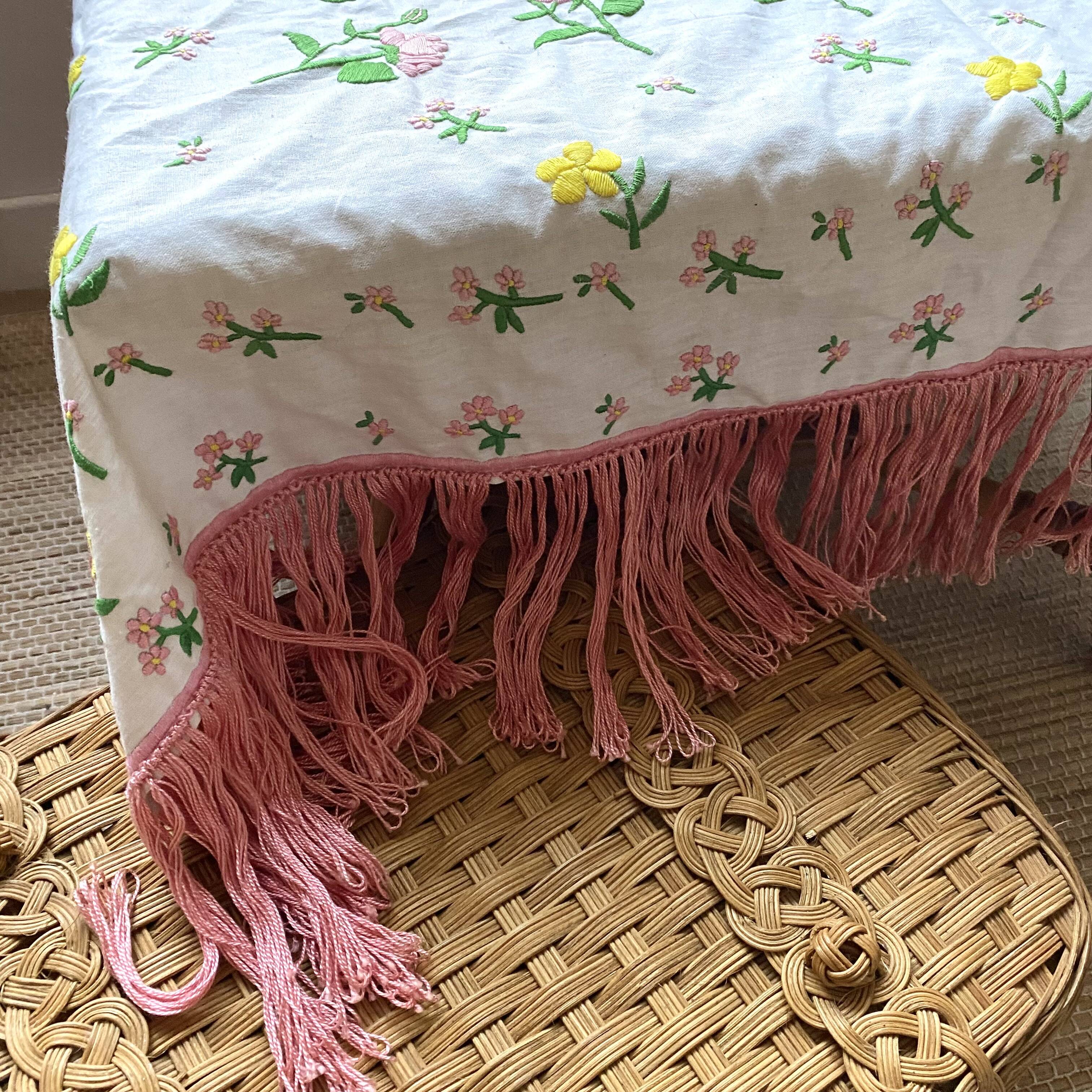 Nappe ancienne brodée 89 x102 cm