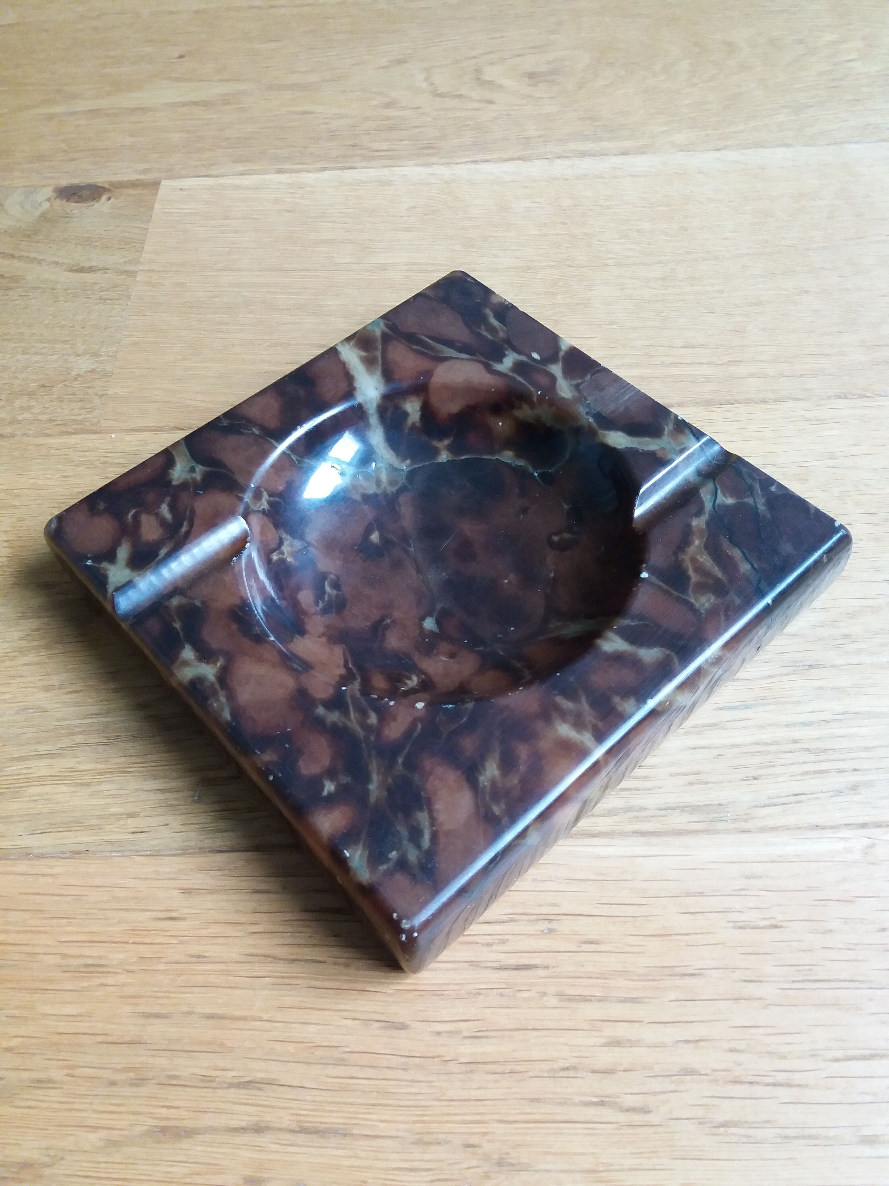 Square ashtray in polished marble