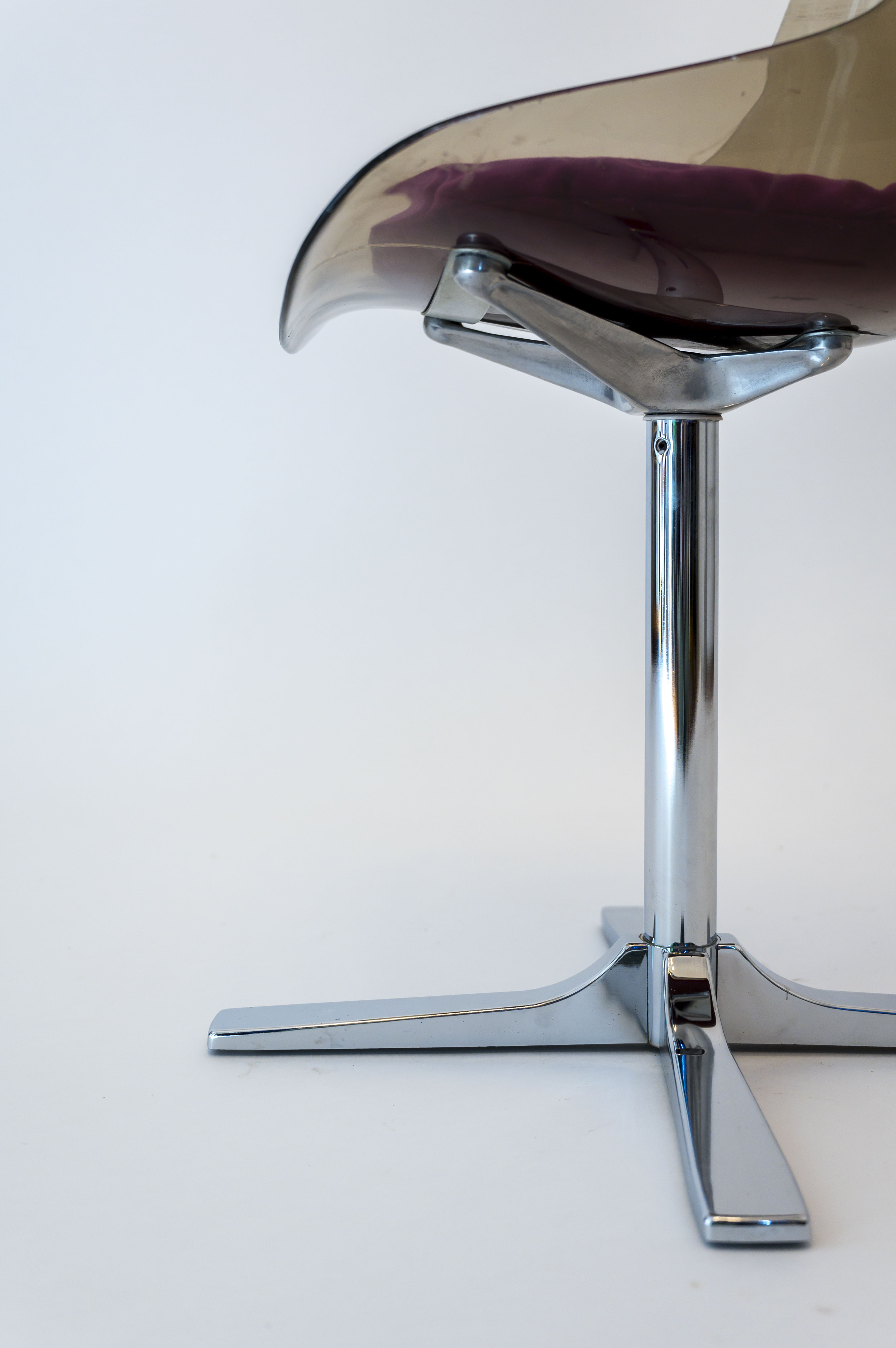 Couple of tulip chairs in plexiglas