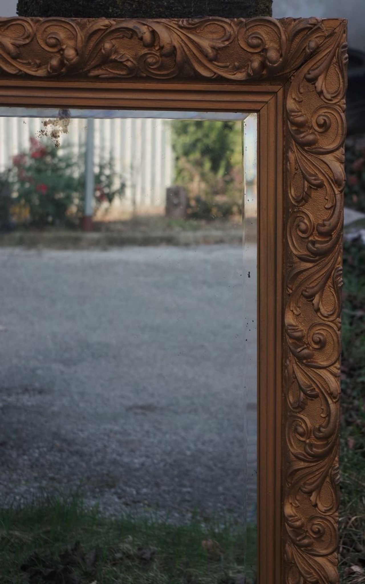 Wooden mirror decorated with gold from the 1920s