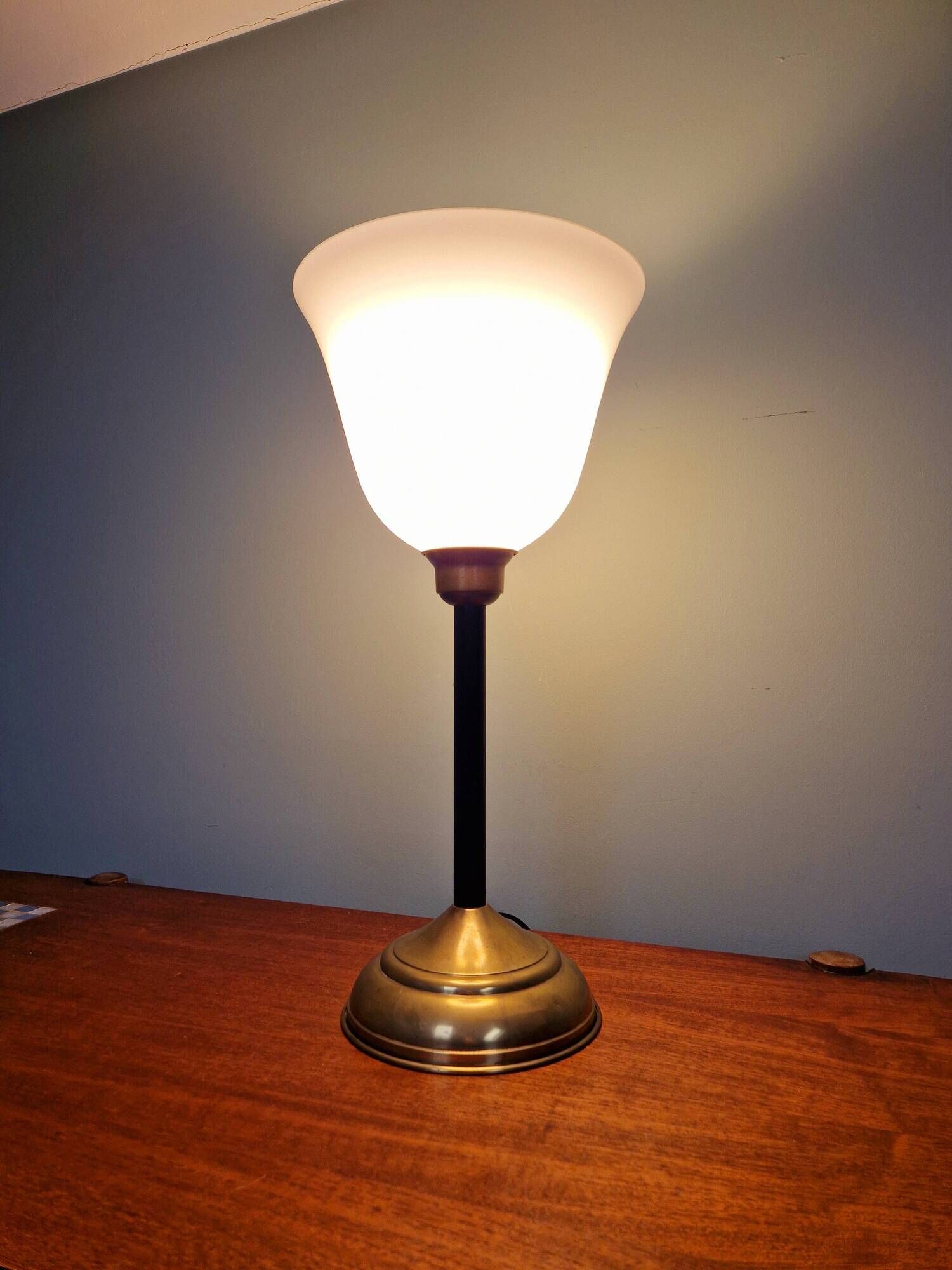 Large Art Deco table lamp, in brass and white opaline, 1920s-3