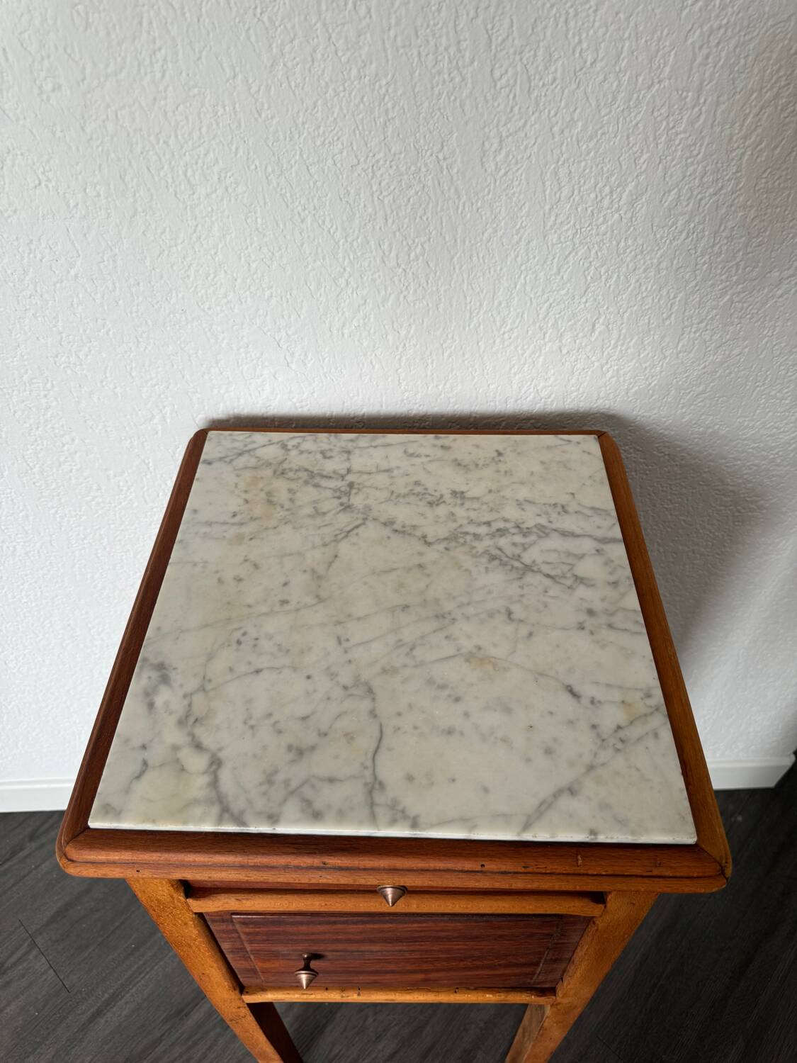 Table de chevet vintage en bois avec plateau en marbre.