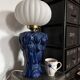 Lampe à poser vintage en céramique bleue et globe blanc plissé