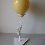 Ancienne lampe à poser globe en verre jaune façon ballon de baudruche support métal 60 cm