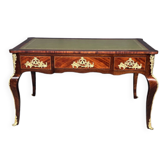 Bureau de style Louis XV. Placage de palissandre, décoration bronze doré, cuir.