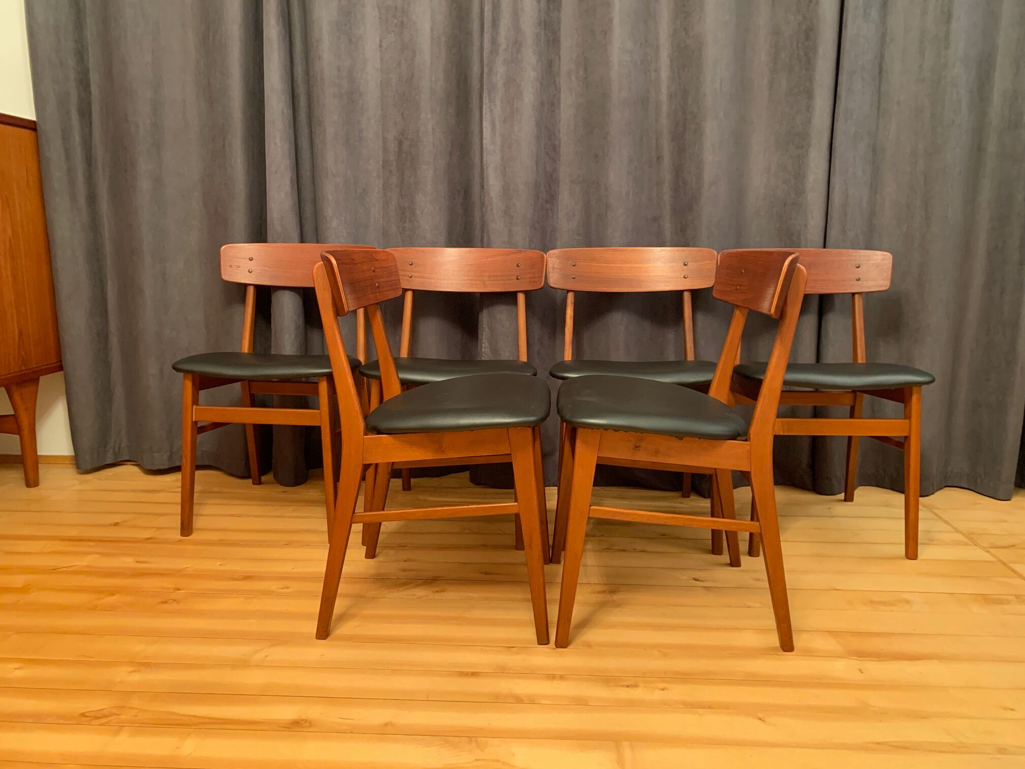 Ensemble de six chaises de style Børge Mogensen Farstrup, Danemark, années 1960.