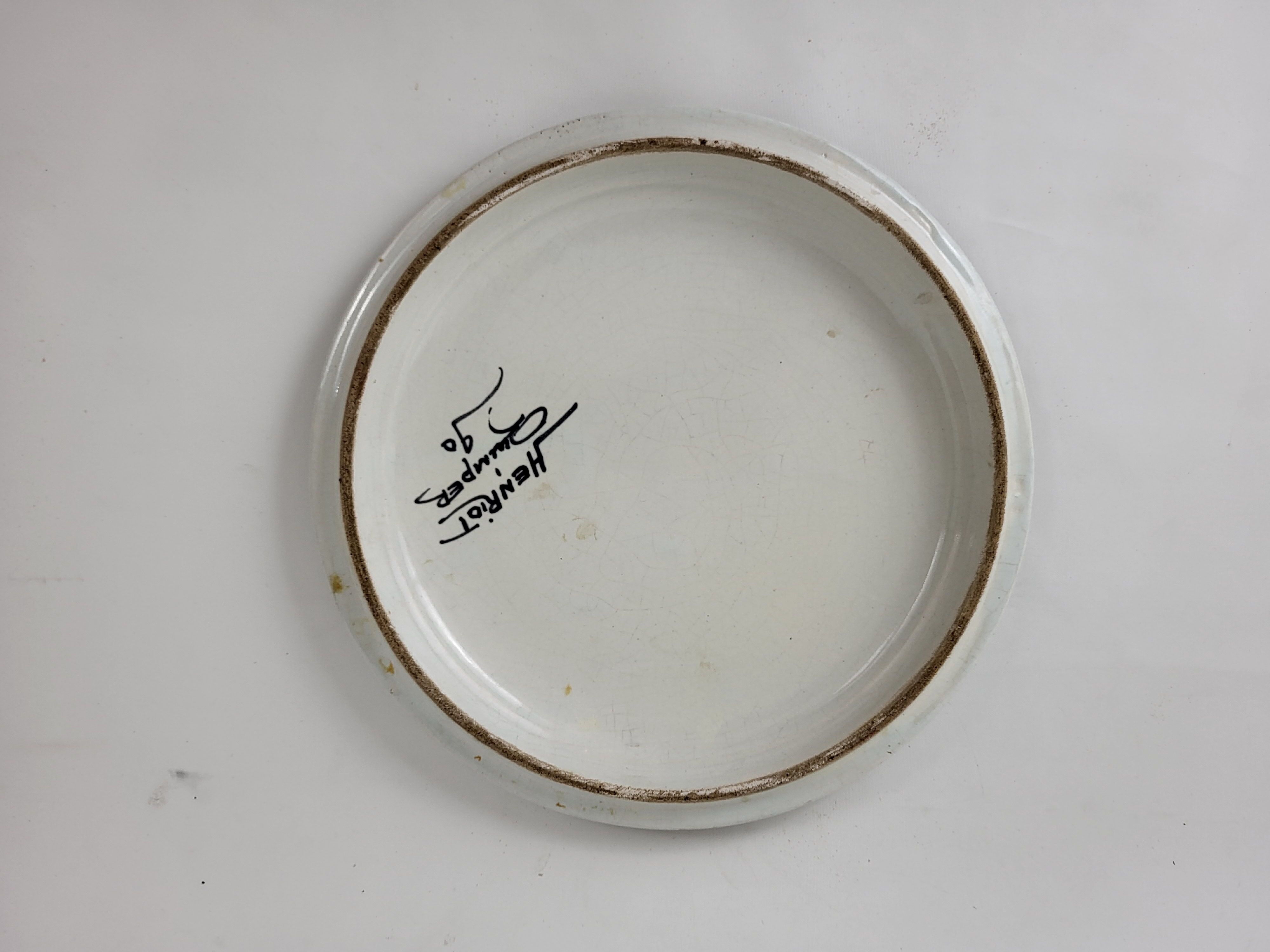 Flat ceramic underside of Quimper Henriot