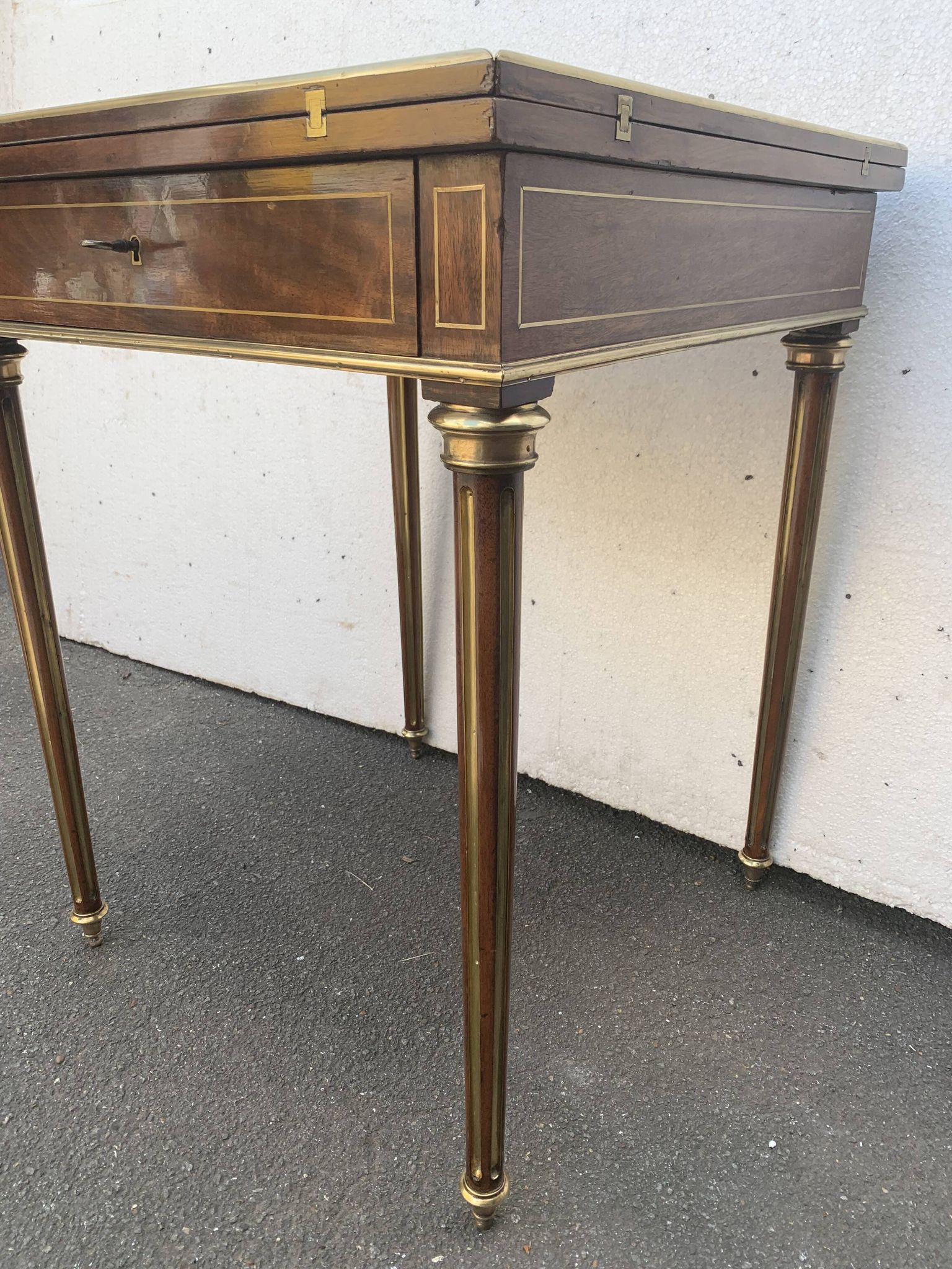 Table for games "Handkerchief" Napoleon III mahogany and brass fillet XIX century