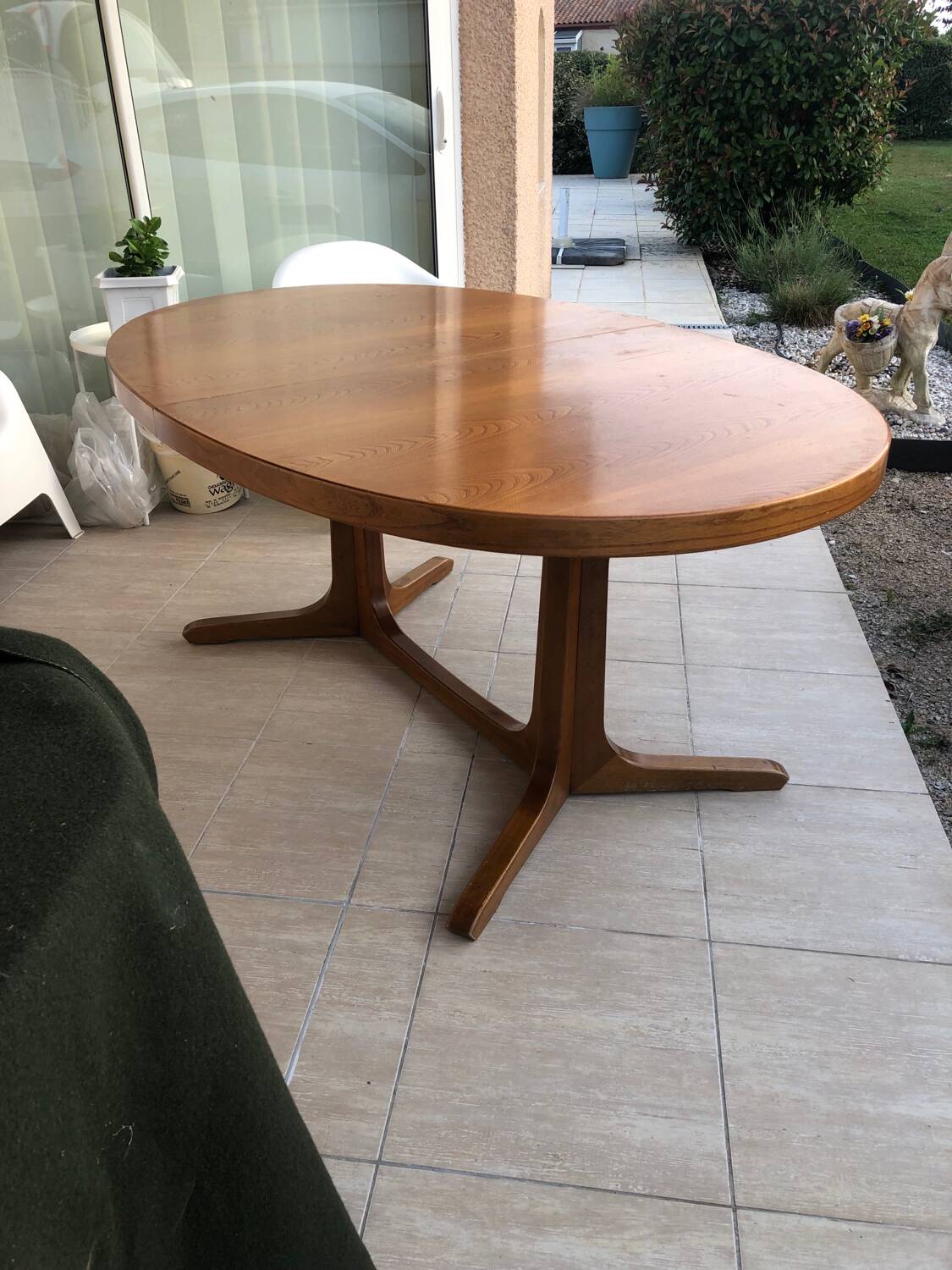 Baumann extendable oval dining table
