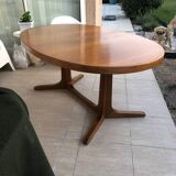 Baumann extendable oval dining table