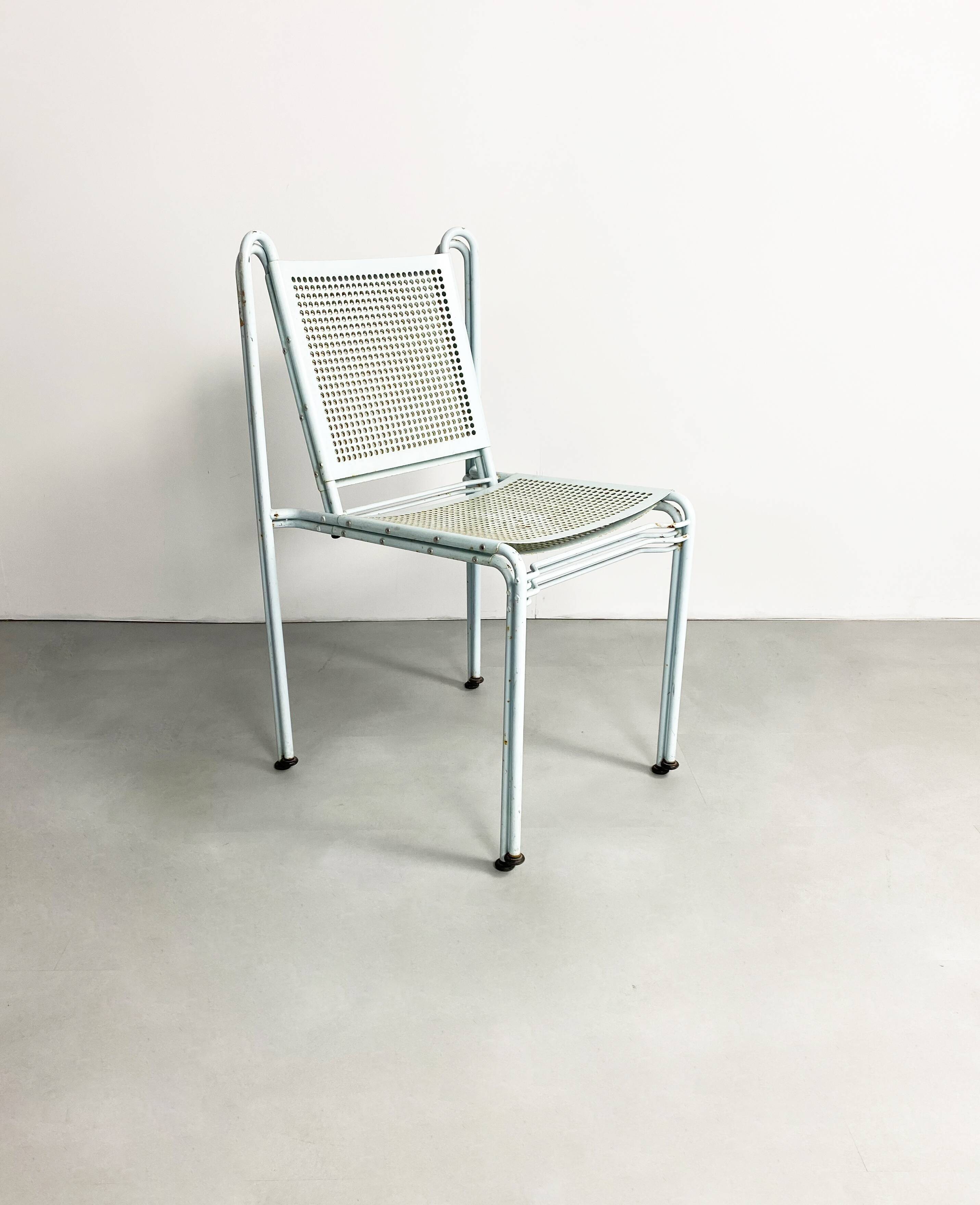 Paire de chaises perforées empilage en acier