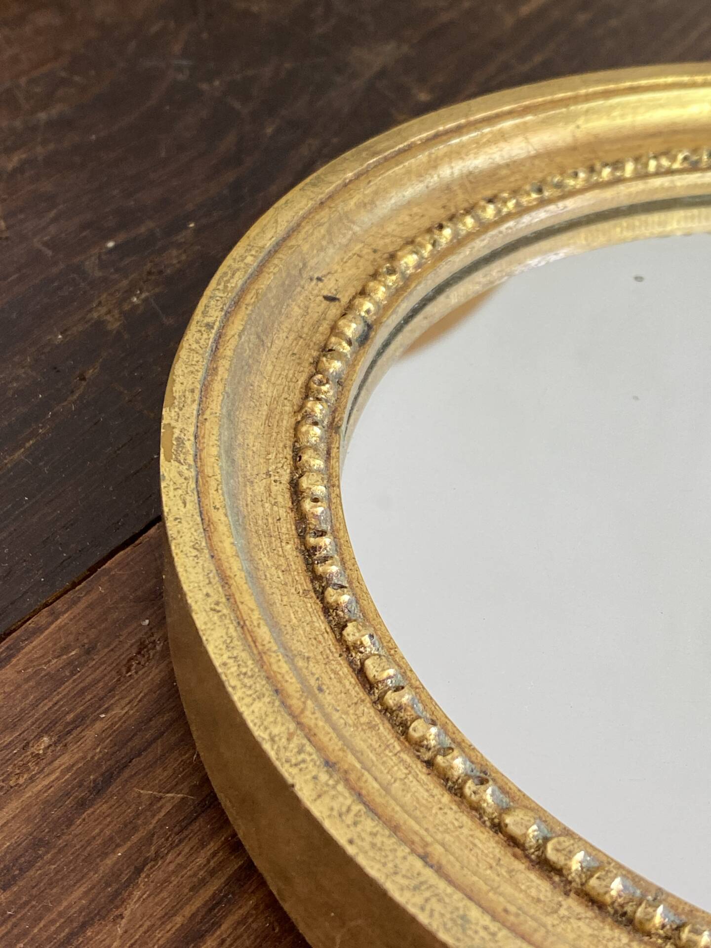 Miroir rond en bois de couleur dorée