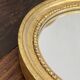 Miroir rond en bois de couleur dorée