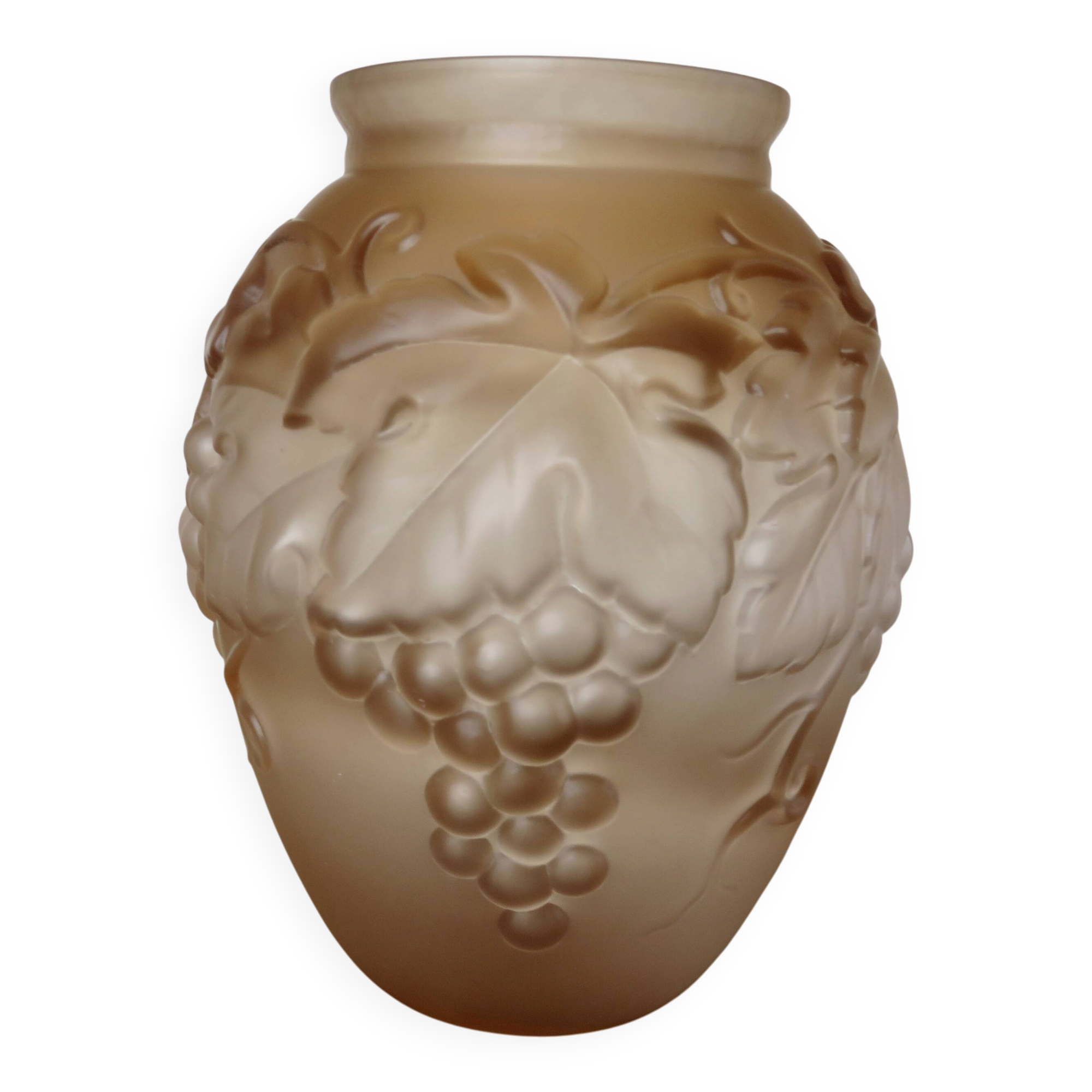 Art Deco vase in moulded pink glass, signed "Souchon Neuvesel", 1940s.