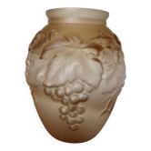 Vase art déco en verre moulé rose, signé "Souchon Neuvesel" années 40