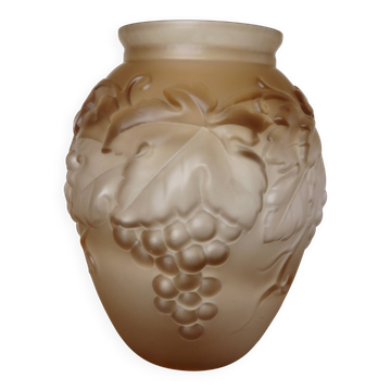 Art Deco vase in moulded pink glass, signed "Souchon Neuvesel", 1940s.