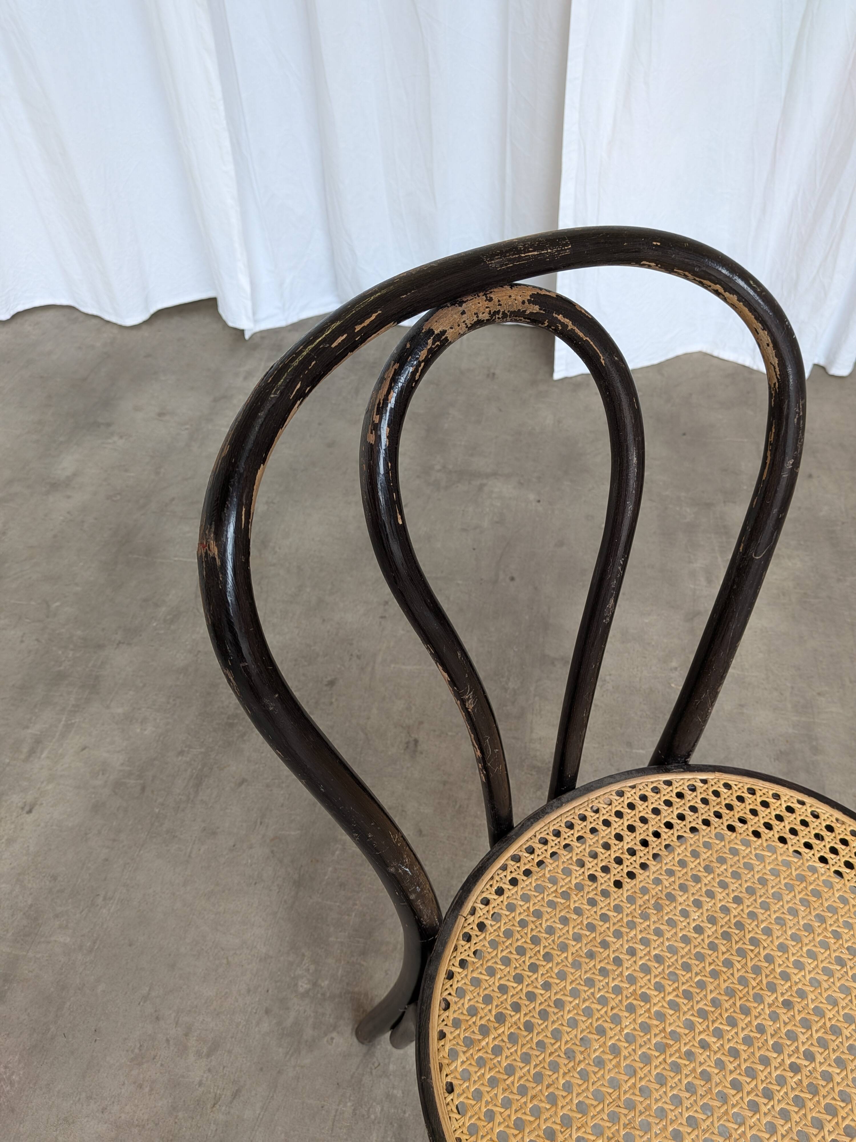 Chaise de salle à manger vintage en bois cintré : siège en osier noir de style Thonet