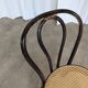 Chaise de salle à manger vintage en bois cintré : siège en osier noir de style Thonet