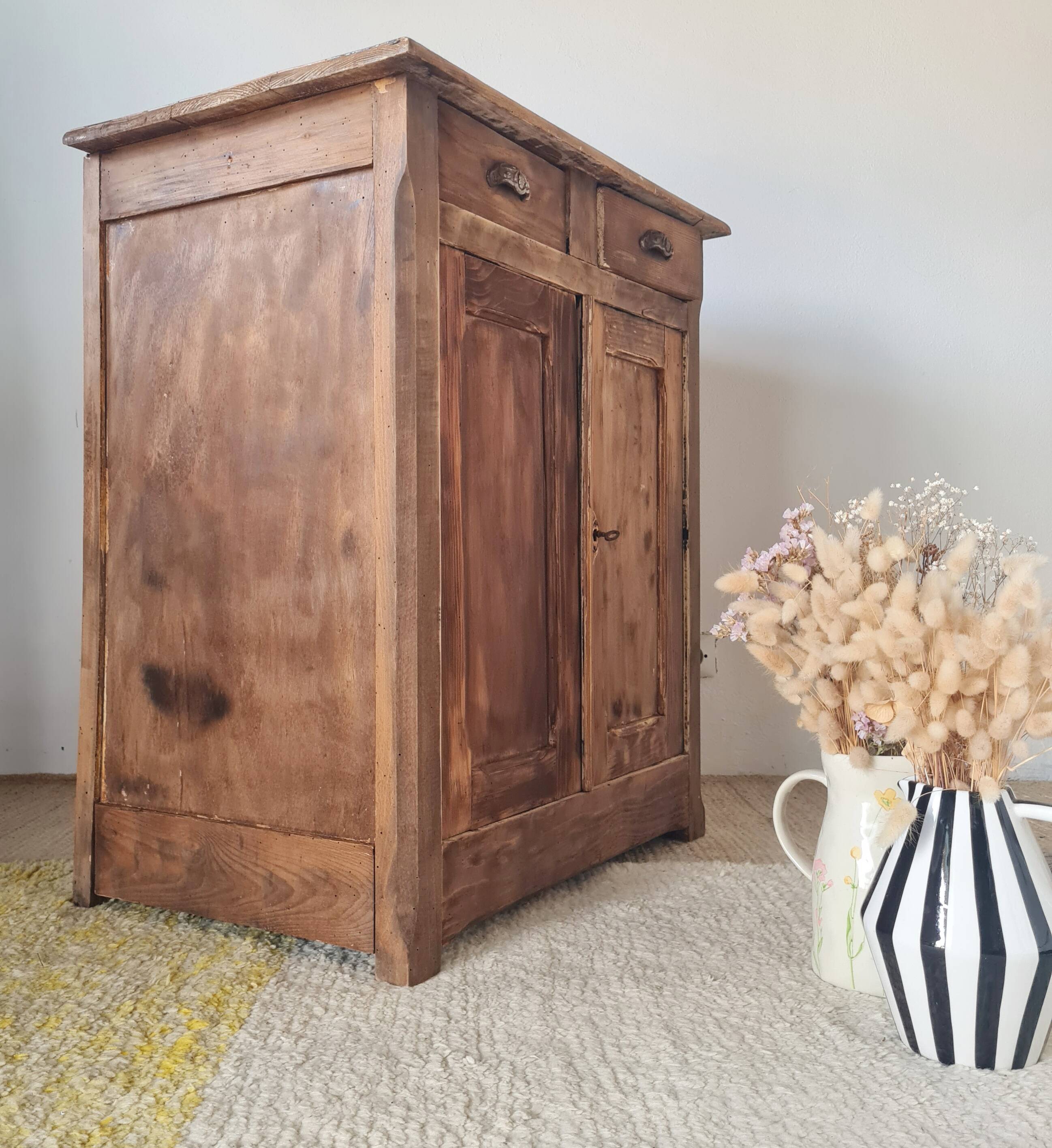 Buffet parisien bas ancien en bois patiné - intérieur fleuri