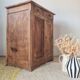 Buffet parisien bas ancien en bois patiné - intérieur fleuri