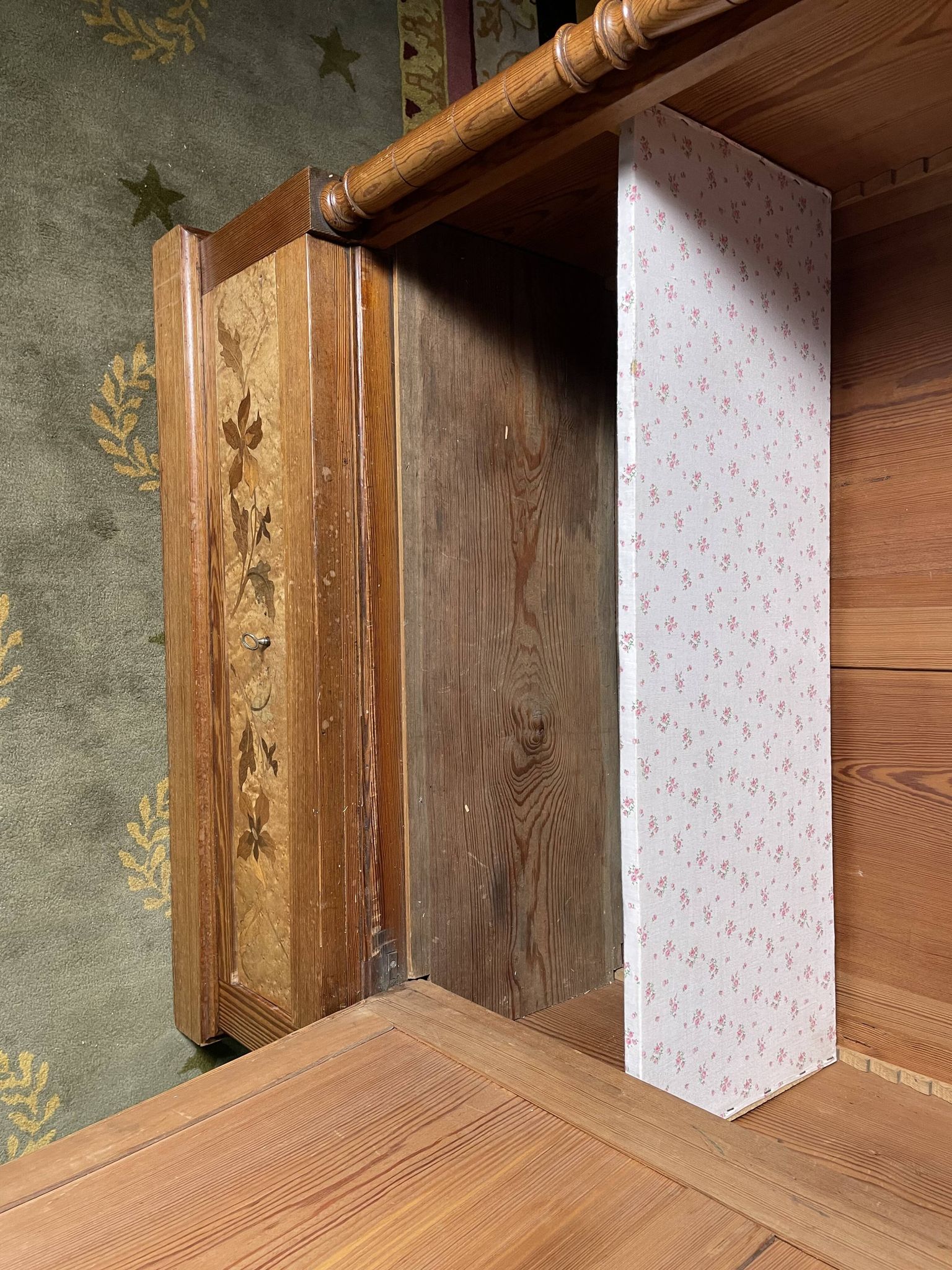 Armoire à glace en pitchpin et marqueterie