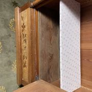 Armoire à glace en pitchpin et marqueterie