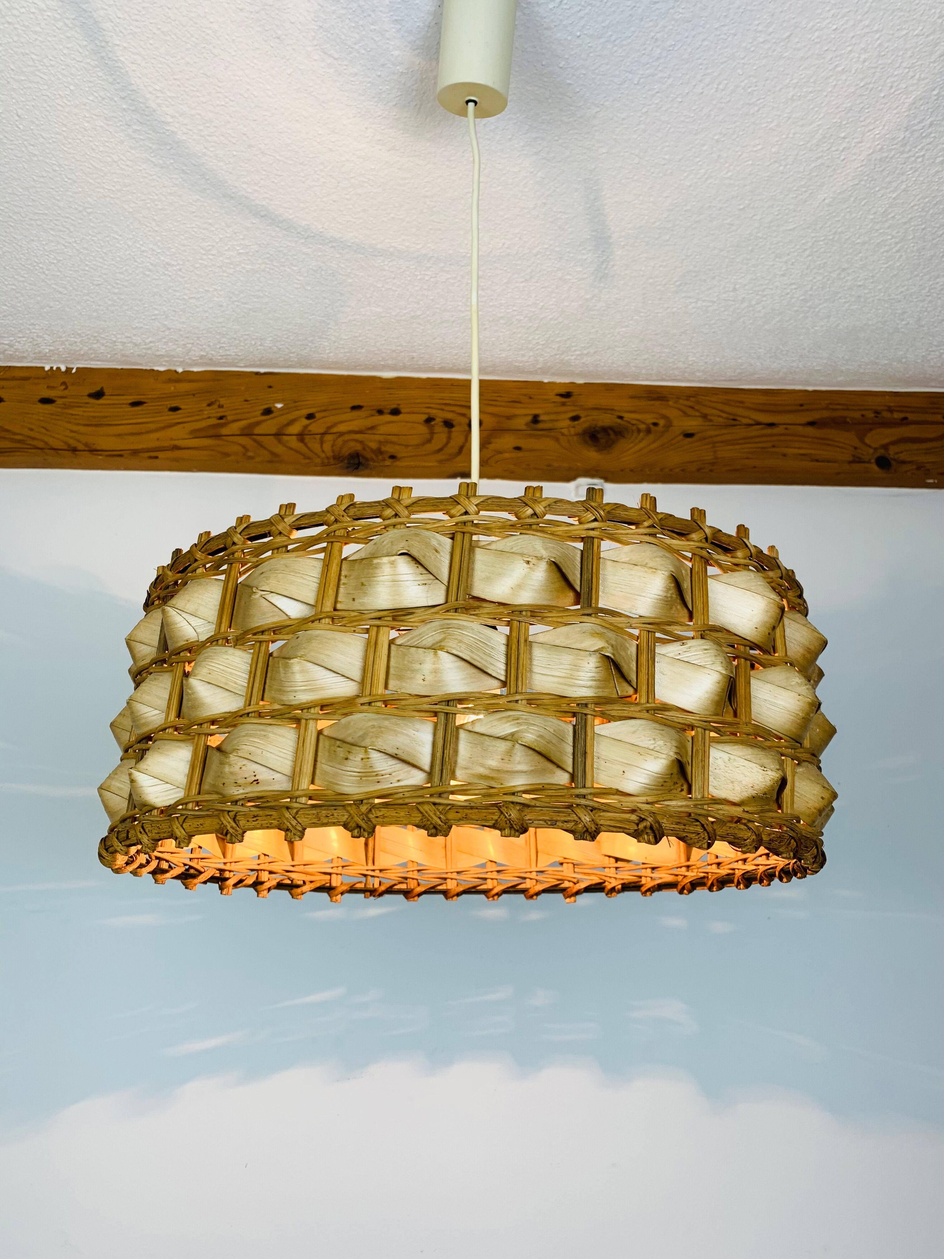 Suspension rattan and palm leaves chic jungle style