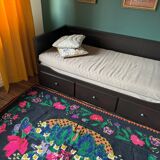 Tapis roumain en laine noire avec un panier de fleurs colorées