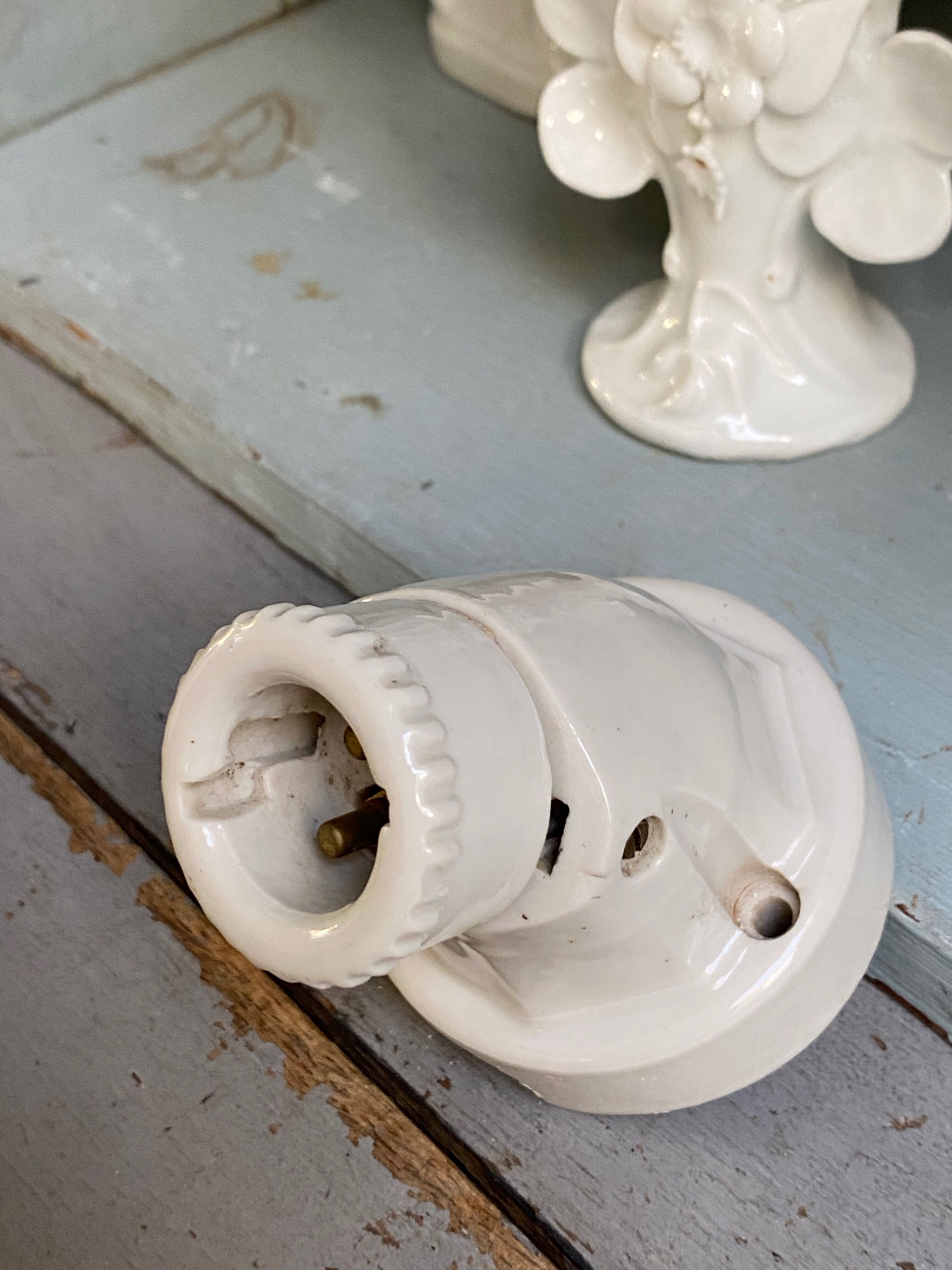 Porcelain wall lamp