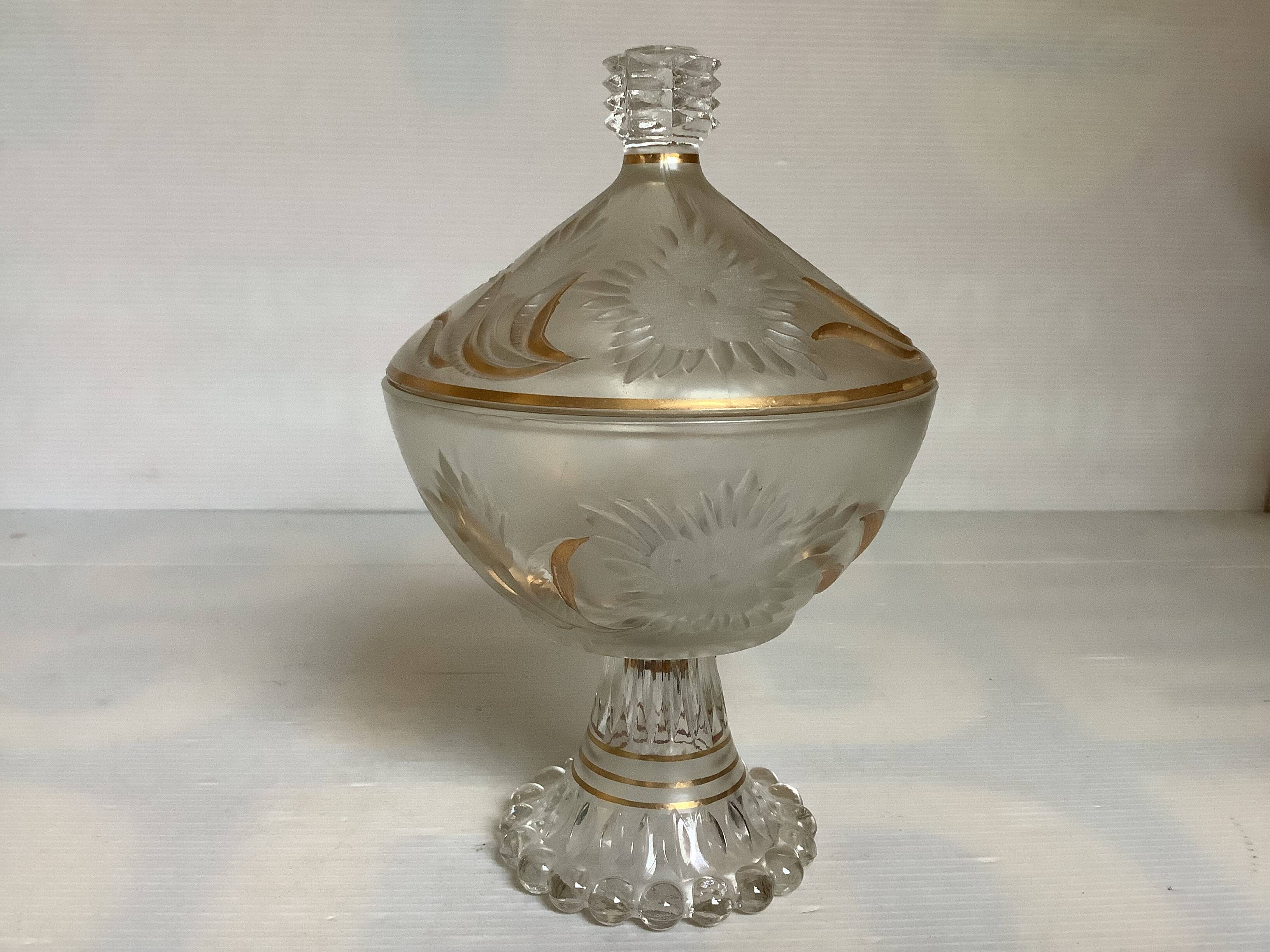 Pearl and gold bonbonnière base