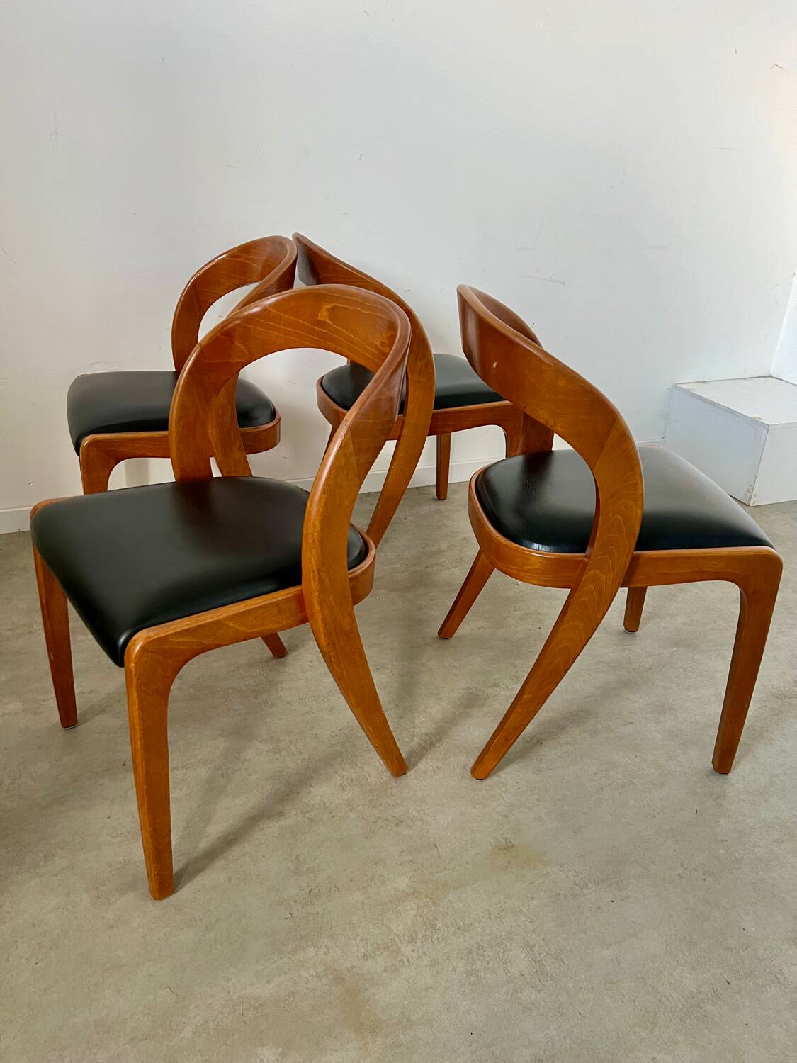 Lot 4 chairs in curved wood and leather design Baumann gondola model 60s vintage