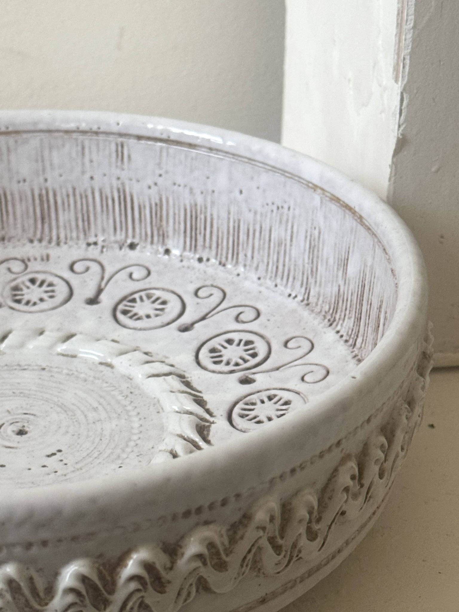 Grand saladier en céramique émaillée blanc à décor incisé