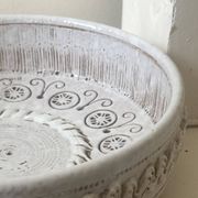 Grand saladier en céramique émaillée blanc à décor incisé