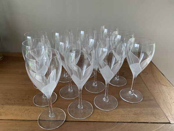 12 verres à vin décor feuille