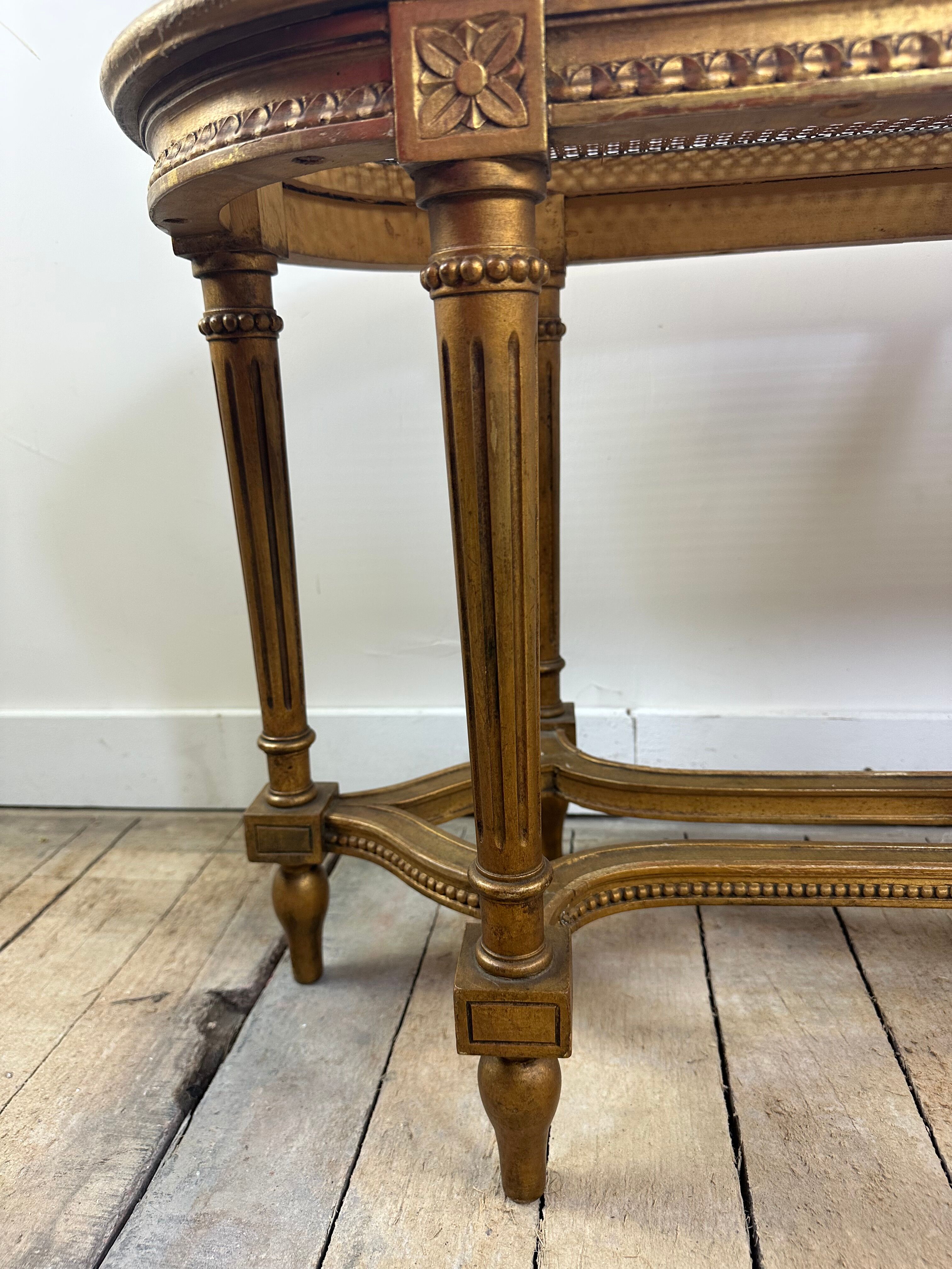 Banquette cannée dorée de style Louis XV