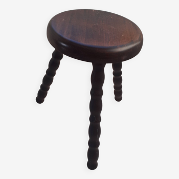 Tabouret trépied en bois foncé.pieds tournés