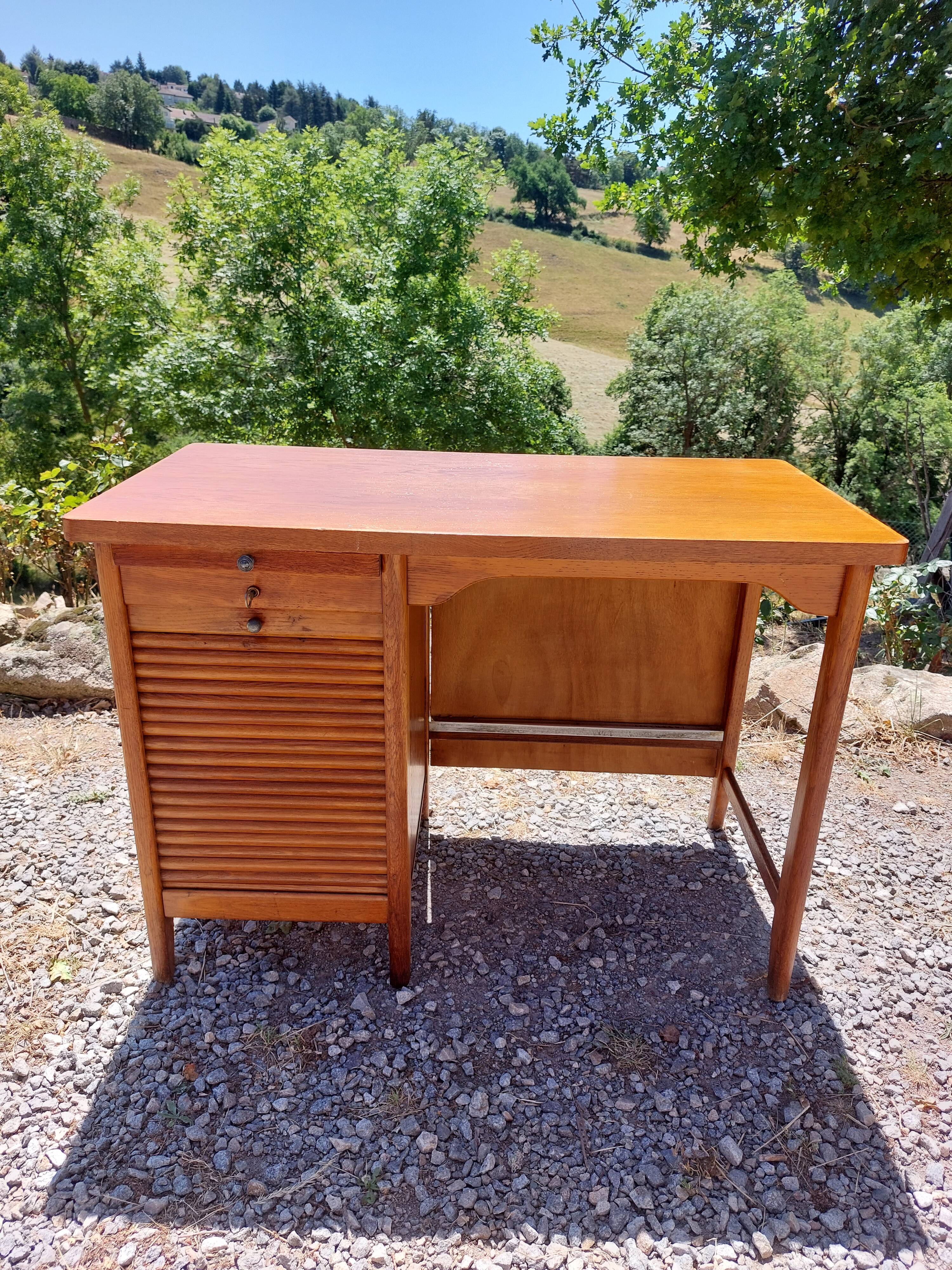 Desk with curtain binder